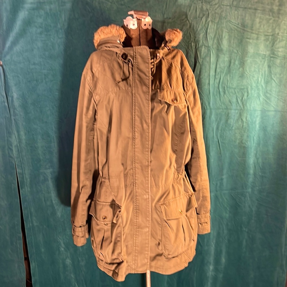 Casual insulated parka by L. L. Bean. Army green. Size XL Reg.